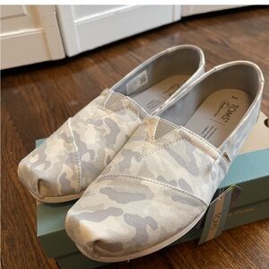 TOMS Moccasins - Light Gray Camo - Size: 6.5 - Like New